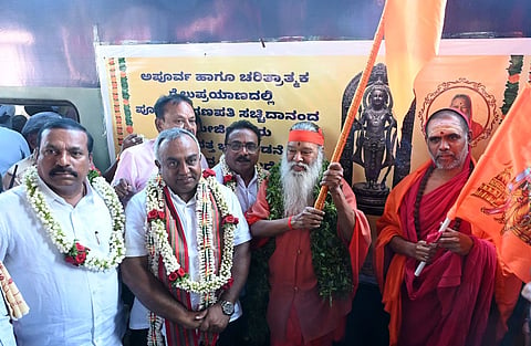 ವಿಶೇಷ ರೈಲಿನ ಯಾತ್ರೆಗೆ ಶಾಸಕ ಶ್ರೀವತ್ಸ ಚಾಲನೆ ನೀಡಿದರು. ಶ್ರಿ ಗಣಪತಿ ಸಚ್ಚಿದಾನಂದ ಸ್ವಾಮೀಜಿ, ಶ್ರೀ ದತ್ತ ವಿಜಯಾನಂದ ತೀರ್ಥ ಸ್ವಾಮೀಜಿ ಇತರರಿದ್ದರು.