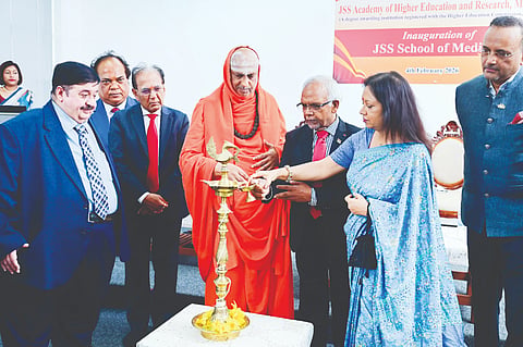 ಮಾರಿಷಸ್‌ನಲ್ಲಿ ಜೆಎಸ್‌ಎಸ್ ಸ್ಕೂಲ್ ಆಫ್ ಮೆಡಿಸಿನ್ ಅನ್ನು ಮಾರಿಷಸ್ ಅಧ್ಯಕ್ಷ ಧರ್ಮಬೀರ್ ಗೋಖೂಲ್ ಉದ್ಘಾಟಿಸಿದರು. ಶ್ರೀ ಶಿವರಾತ್ರಿ ದೇಶಿಕೇಂದ್ರ ಸ್ವಾಮೀಜಿ, ಡಾ.ಬಿ.ಸುರೇಶ್, ಅನಿಲ್‌ಕುಮಾರ್ ಬಚೂ, ಡಾ.ಕವಿರಾಜ್ ಶರ್ಮಾ ಸುಕೋನ್, ಬೃಂದಾ ಗೋಖೂಲ್ ಇನ್ನಿತರರಿದ್ದರು.