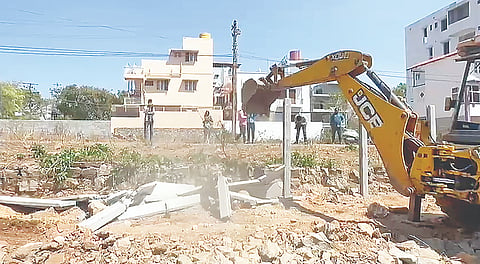 ಚಾಮುಂಡಿ ಬೆಟ್ಟದ ತಪ್ಪಲಿನಲ್ಲಿ ಕೆರೆ ಒತ್ತುವರಿಯನ್ನು ಜಿಲ್ಲಾಡಳಿತ ತೆರವುಗೊಳಿಸಿದೆ