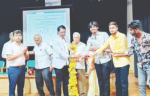 ಕಿರಿಯ ಪವರ್ ಮನ್ ಹುದ್ದೆಗಳಿಗೆ ನೇಮಕಗೊಂಡ ಅಭ್ಯರ್ಥಿಗಳಿಗಾಗಿ ಆಯೋಜಿಸಿದ್ದ ಪರಿಚಯಾತ್ಮಕ ತರಬೇತಿ ಕಾರ್ಯಕ್ರಮವನ್ನು ಕೆ.ಎಂ.ಮುನಿಗೋಪಾಲ್ ರಾಜು ಉದ್ಘಾಟಿಸಿದರು. ಯೋಗೇಗೌಡ, ಮೋಹನ್‌ಶಂಕರ್, ಚನ್ನವೀರಯ್ಯ, ಎಂ.ವೈ.ಹೇಮಾ, ರಾಮಚಂದ್ರ, ಅನೀಶ್ ಪಾತಕ್ ಇದ್ದರು.