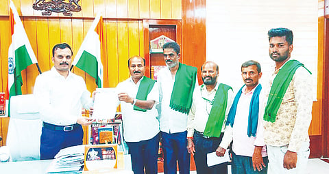 ವಿವಿಧ ಬೇಡಿಕೆ ಈಡೇರಿಕೆಗೆ ಆಗ್ರಹಿಸಿ  ಸಂಯುಕ್ತ ಕಿಸಾನ್ ಮೋರ್ಚಾ (ರಾಜಕೀಯೇತರ) ವತಿಯಿಂದ ಅಪರ ಜಿಲ್ಲಾಧಿಕಾರಿ ಡಾ.ಪಿ.ಶಿವರಾಜ್ ಅವರಿಗೆ ಮನವಿ ಸಲ್ಲಿಸಲಾಯಿತು. ಅತ್ತಹಳ್ಳಿ ದೇವರಾಜ್, ಅಂಬಳೆ ಮಂಜುನಾಥ್, ಬನ್ನೂರು ಸೂರಿ ಇನ್ನಿತರರಿದ್ದರು.