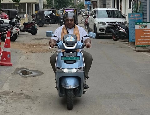 ಕೆ.ಆರ್.ಕ್ಷೇತ್ರದ ಶಾಸಕ ಟಿ.ಎಸ್.ಶ್ರೀವತ್ಸ ಅವರು, ಇಂಧನ ಉಳಿತಾಯದ ಭಾಗವಾಗಿ ಶುಕ್ರವಾರದಿಂದ ಎಲೆಕ್ಟ್ರಿಕ್ ಸ್ಕೂಟರ್ ಬಳಸಲು ಆರಂಭಿಸಿರುವುದು. 