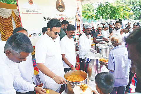 ರಾಜರ್ಷಿ ನಾಲ್ವಡಿ ಕೃಷ್ಣರಾಜ ಒಡೆಯರ್ ಜಯಂತಿ ಅಂಗವಾಗಿ ಸಂಸದ ಯದುವೀರ್ ಕೃಷ್ಣದತ್ತ ಚಾಮರಾಜ ಒಡೆಯರ್ ಅನ್ನಸಂತರ್ಪಣೆ ನೆರವೇರಿಸಿದರು. ಮಾಜಿ ಮೇಯರ್ ಶಿವಕುಮಾರ್ ಇನ್ನಿತರರಿದ್ದರು.