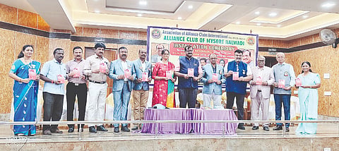 ಅಲಯನ್ಸ್  ಕ್ಲಬ್ ಆಫ್ ಮೈಸೂರು ನಾಲ್ವಡಿ ಹಾಗೂ ಭೂಮಿಗಿರಿ ಪ್ರಕಾಶನದಿಂದ ಆಯೋಜಿಸಿದ್ದ ಕಾರ್ಯಕ್ರಮದಲ್ಲಿ  ಡಾ.ಶ್ರೀಲತಾ ಮನೋಹರ್ ಅವರ ‘ಪ್ರೀತಿ ಮಾತನಾಡಲು’ ಕೃತಿ ಬಿಡುಗಡೆಗೊಳಿಸಲಾಯಿತು. ಡಾ. ನಾಗರಾಜ್ ವಿ. ಬೈರಿ, ಎನ್. ಬೆಟ್ಟೇಗೌಡ, ಕೆ. ರಘುರಾಮ್ ವಾಜಪೇಯಿ, ಡಾ. ವೈ.ಡಿ. ರಾಜಣ್ಣ, ಡಾ.ಶ್ರೀಲತಾ ಮನೋಹರ್,  ಮಹಾಬಲೇಶ್ವರ ಬೈರಿ, ಡಾ. ಕೆ.ಬಿ. ಲಿಂಗರಾಜು ಇತರರು ಇದ್ದರು.