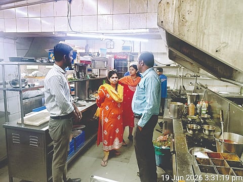 ನಗರದ ಹೋಟೆಲ್ ಮೇಲೆ ದಾಳಿ ನಡೆಸಿ ಪಾಲಿಕೆ ಅಧಿಕಾರಿಗಳು ಪರಿಶೀಲನೆ ನಡೆಸಿದರು. ಅಧಿಕಾರಿಗಳಾದ ಪ್ರತಿಭಾ, ಜಗದೀಶ್, ಮೈತ್ರಿ, ಬಸವರಾಜು ಇದ್ದರು.