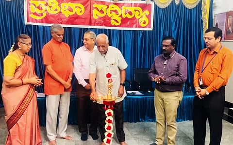 ನಗರದ ಸದ್ವಿದ್ಯಾ ಸಂಯುಕ್ತ ಪದವಿ ಪೂರ್ವ ಕಾಲೇಜಿನ ‘ಪ್ರತಿಭಾ ಶೋಧ-2026’ ಸಾಂಸ್ಕೃತಿಕ ಕಾರ್ಯಕ್ರಮವನ್ನು ಗಣ್ಯರು ಉದ್ಘಾಟಿಸಿದರು. ಪ್ರೊ. ಎಂ.ಎಸ್.ಕೆ.ನರಹರಿ ಬಾಬು, ಎಂ.ಡಿ. ಗೋಪಿನಾಥ್, ಸಿ.ಆರ್. ನಾಗರಾಜ್, ಕೆ.ಎನ್.ಫಣೀಶ್, ವಿ.ಆರ್. ರಮೇಶ್, ಜಿ.ಕೆ.ಇಂದುವತಿ, ಎಂ. ಶೈಲಜಾ ಇದ್ದರು.