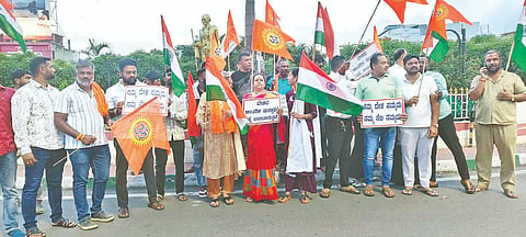 ಐಸಿಸ್ ಭಯೋತ್ಪಾದಕರಿಗೆ ಹಣ ನೀಡುತ್ತಿರುವ ಸಂಘಟನೆಗಳನ್ನು ದೇಶದಲ್ಲಿ ನಿರ್ಬಂಧಿಸಿ ಅಂತಹ ಸಂಘಟನೆಗಳ ವಿರುದ್ಧ ಕ್ರಮಕೈಗೊಳ್ಳುವಂತೆ ಒತ್ತಾಯಿಸಿ ಹಿಂದೂ ಜಾಗರಣಾ ವೇದಿಕೆಯಿಂದ ನಗರದಲ್ಲಿ ಪ್ರತಿಭಟನೆ ನಡೆಯಿತು. ರಮೇಶ್, ಶ್ರೀನಿಧಿ, ಕುಮಾರ್,ಶಿವರಾಮು ಇತರರಿದ್ದರು.