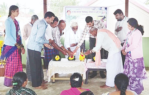 ಅರಕಲಗೂಡು ತಾಲೂಕಿನ ಕಸಬಾ ಹೋಬಳಿ ಮುದ್ದನಹಳ್ಳಿ ಗ್ರಾಮದಲ್ಲಿ ಏರ್ಪಡಿಸಿದ್ದ ಕೃಷಿ ತರಬೇತಿ ಕಾರ್ಯಕ್ರಮವನ್ನು ತೋಟಗಾರಿಕೆ ಇಲಾಖೆ ಸಹಾಯಕ ನಿರ್ದೇಶಕ ರಾಜೇಶ್ ಉದ್ಘಾಟಿಸಿದರು. ಶಿವರಾಮೇಗೌಡ, ಯೋಗೇಶ್, ರಘು ಇತರರಿದ್ದರು.
