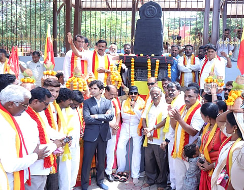 ಬೆಳಗಾವಿ ಮಹಾನಗರ ಪಾಲಿಕೆ ಸಭೆಯಲ್ಲಿ ಕನ್ನಡಪರ ರ್ನಿಣಯ ಕೈಗೊಳ್ಳುವಂತೆ ಒತ್ತಾಯಿಸಿ ಕನ್ನಡಪರ ಸಂಟನೆಗಳು ಹಮ್ಮಿಕೊಂಡಿದ್ದ ಪ್ರತಿಭಟನೆ ವೇಳೆ ಜಿಲ್ಲಾಧಿಕಾರಿ ಕಚೇರಿ ಆವರಣದಲ್ಲಿ ವಾಟಾಳ್​ ನಾಗರಾಜ ಮಾತನಾಡಿದರು. ಸಾ.ರಾ.ಗೋವಿಂದು, ಅಶೋಕ ಚಂದರಗಿ, ಜಿಲ್ಲಾಧಿಕಾರಿ ಮೊಹಮ್ಮದ್​ ರೋಷನ್​ ಇದ್ದರು.