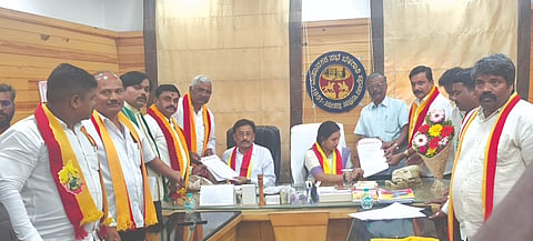 ಬೆಳಗಾವಿ ನಗರದ ಪಾಲಿಕೆ ಆವರಣದಲ್ಲಿ ಗುರುವಾರ ಕನ್ನಡಪರ ಸಂಘಟನೆಗಳ ಮುಖಂಡರು ಮೇಯರ್ ಪ್ರೀತಿ ಕಾಮಕರ, ಉಪಮೇಯರ್ ಹಣಮಂತ ಕೊಂಗಾಲಿಗೆ ಮನವಿ ಸಲ್ಲಿಸಿದರು. ಅಶೋಕ ಚಂದರಗಿ, ಮಹಾದೇವ ತಳವಾರ, ಶ್ರೀನಿವಾಸ ತಾಳೂಕರ ಇತರರಿದ್ದರು.