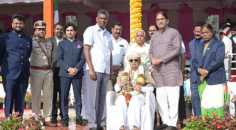 ಬೆಳಗಾವಿ ನಗರದ ಜಿಲ್ಲಾ ಕ್ರೀಡಾಂಗಣದಲ್ಲಿ ಸೋಮವಾರ ಜರುಗಿದ ಗಣರಾಜ್ಯೋತ್ಸವ ಸಮಾರಂಭದ ಮುಖ್ಯ ವೇದಿಕೆಯಲ್ಲಿ ಪದ್ಮಶ್ರೀ ಪುರಸ್ಕೃತ ಡಾ.ಪ್ರಭಾಕರ ಕೋರೆ ಅವರನ್ನು  ಲೋಕೋಪಯೋಗಿ ಸಚಿವ ಸತೀಶ ಜಾರಕಿಹೊಳಿ ಸನ್ಮಾನಿಸಿದರು. ಶಾಸಕ ಆಸ್ೀ ಸೇಠ್, ಜಿಲ್ಲಾಧಿಕಾರಿ ಮೊಹಮ್ಮದ್ ರೋಷನ್, ನಗರ ಪೊಲೀಸ್ ಆಯುಕ್ತ ಭೂಷಣ ಬೋರಸೆ, ಸಿಇಒ ರಾಹುಲ ಶಿಂಧೆ ಇತರರಿದ್ದರು.