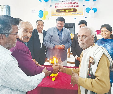 ಆಲೂರು ತಾಲೂಕು ಆಡಳಿತ ಸೌಧದಲ್ಲಿ ನೂತನ ಉಪ ವಿಭಾಗಾಧಿಕಾರಿ ನ್ಯಾಯಾಲಯವನ್ನು  ಉಪ ವಿಭಾಗಾಧಿಕಾರಿ ಹುಲುಮನಿ ತಿಮ್ಮಣ್ಣ ಉದ್ಘಾಟಿಸಿದರು. ತಹಸೀಲ್ದಾರ್ ಎಚ್. ಮಲ್ಲಿಕಾರ್ಜುನ, ಸುಪ್ರಿತಾ, ಎಂ.ಎಸ್.ಮಹೇಶ್ ಇತರರು ಇದ್ದರು.