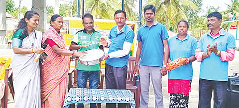 ಹೊಳೆನರಸೀಪುರ ತಾಲೂಕಿನ ಕಡುವಿನ ಹೊಸಹಳ್ಳಿಯಲ್ಲಿ ಶ್ರೀ ಕ್ಷೇತ್ರ ಧರ್ಮಸ್ಥಳ ಗ್ರಾಮಾಭಿವೃದ್ಧಿ ಯೋಜನೆಯಿಂದ ಆಯೋಜಿಸಿದ್ದ ಬೀದಿ ನಾಟಕಕ್ಕೆ ಚಾಲನೆ ನೀಡಲಾಯಿತು. ಪದ್ಮಮ್ಮ ಶ್ರೀನಿವಾಸ್, ಪಿ.ಯಶಸ್ವಿನಿ, ಕಲಾವಿದರಾದ ಜನಕ ನಾಯಕ, ದೇವರಾಜು, ಆಶಾ, ಜಗದೀಶ್ ಕುಮಾರ್ ಇತರರಿದ್ದರು.