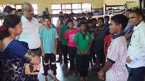 ಕುಂದಗೋಳ ಪಟ್ಟಣದ ಮೆಟ್ರಿಕ್ ಪೂರ್ವ ಬಾಲಕರ ವಸತಿ ನಿಲಯಕ್ಕೆ (hostel) ಬುಧವಾರ ಭೇಟಿ ನೀಡಿದ ಸಮಾಜ ಕಲ್ಯಾಣ ಇಲಾಖೆಯ ಜಂಟಿ ನಿರ್ದೇಶಕಿ ಪಿ. ಶುಭಾ, ತಹಸೀಲ್ದಾರ್ ರಾಜು ಮಾವರಕರ, ತಾಪಂ ಇಒ ಜಗದೀಶ ಕಮ್ಮಾರ ವಿದ್ಯಾರ್ಥಿಗಳಿಂದ ಮಾಹಿತಿ ಪಡೆದರು.
