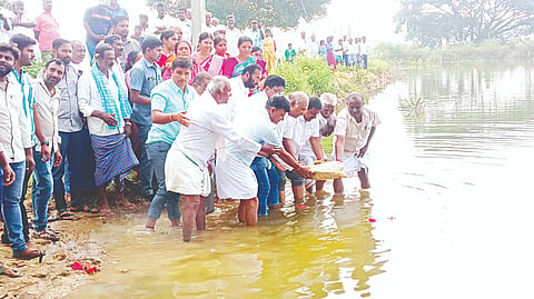 ತಗಡೂರು, ಲಕ್ಕರಸನಹಳ್ಳಿ ಗ್ರಾಮಗಳ ಕೆರೆಗಳು ತುಂಬಿ ಹರಿದ ಹಿನ್ನೆಲೆಯಲ್ಲಿ ಶಾಸಕ ಸಿ.ಎನ್. ಬಾಲಕೃಷ್ಣ ಗಂಗಾ ಪೂಜೆ ನೆರವೇರಿಸಿ ಬಾಗಿನ ಅರ್ಪಿಸಿದರು. ಟಿ.ವಿ.ಶಿವಾನಂದ ತಗಡೂರು, ಬಸವರಾಜ್, ಯೋಗೇಶ್, ಕೆ.ಪಿ.ಕುಮಾರ್, ತೋಂಟ ಆರಾಧ್ಯ, ಕಾಂತರಾಜ್, ಗಿರೀಶ್, ಪುಟ್ಟರಾಜು, ಟಿ.ಸಿ.ಮಂಜುನಾಥ್ ಇದ್ದರು. 