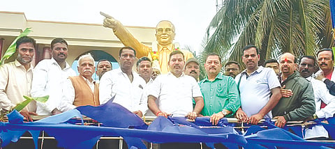 ಆಲೂರು ಪಟ್ಟಣದ ಮಿನಿ ವಿಧಾನಸೌಧ ಆವರಣದಲ್ಲಿರುವ ಡಾ.ಬಿ.ಆರ್.ಅಂಬೇಡ್ಕರ್ ಅವರ ಪುತ್ಥಳಿಗೆ ಶಾಸಕ ಸಿಮೆಂಟ್ ಮಂಜು ಮಾಲಾರ್ಪಣೆ ಮಾಡಿದರು. ತಹಸೀಲ್ದಾರ್ ಮಲ್ಲಿಕಾರ್ಜುನ್, ಮಾವನೂರ್ ಮೋಹನ್, ನವೀನ ದಡದಲ್ಲಿ, ಬಾಲ ಲೋಚನ, ಜೆಸಿಬಿ ಲೋಕೇಶ್ ಇತರರಿದ್ದರು.