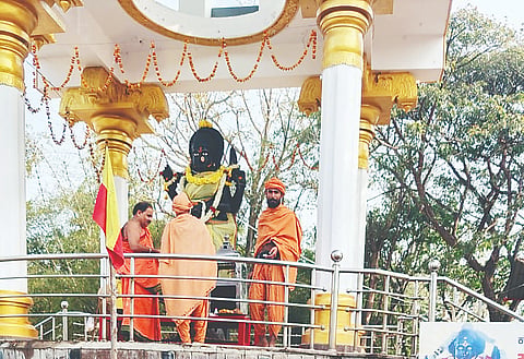 ಶಿವನ ಯಾತ್ರೆಯರನ್ನು ಎಳೆದು ತಂದ ಭಕ್ತಾದಿಗಳು ಹಾಗೂ ಬೆಬಿಂದ್ರ ಪ್ರಸಾದ್. ರವೀಂದ್ರಪ್ರಸಾದ್. ವಿಜೇಂದ್ರ ಪ್ರಸಾದ್ ದಿನೇಶ್ ಚಂದ್ರು ಶಿವನ ಭಕ್ತಾದಿಗಳು ಇದ್ದರು.