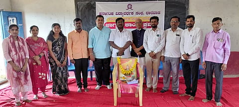 ಔರಾದ್​ ತಾಲೂಕಿನ ಸಂತಪೂರ ಆನಂದ ಪ್ರೌಢ ಶಾಲೆಯಲ್ಲಿ  ಮಂಗಳವಾರ ಆಯೋಜಿಸಿದ್ದ ಗಡಿಭಾಗದಲ್ಲಿ ಕನ್ನಡ ಭಾಷೆಯ ಉಳಿವು ವಿಷಯ ಕುರಿತು ಜರುಗಿದ ಜಾಗೃತಿ ಕಾರ್ಯಕ್ರಮದಲ್ಲಿ  ಪ್ರಕಾಶ ದೇಶಮುಖ, ದತ್ತಾತ್ರಿ ಮಡಿವಾಳ, ಮಹೇಶ ಗೋರನಾಳಕರ್​, ವಿನಯಕುಮಾರ ಮಾಳಗೆ, ಬಾಲಾಜಿ ಕುಂಬಾರ, ಮಾಲಸ್ವಾಮಿ, ಶೀಲಾವತಿ, ಕಲ್ಪನಾ ಇದ್ದರು.