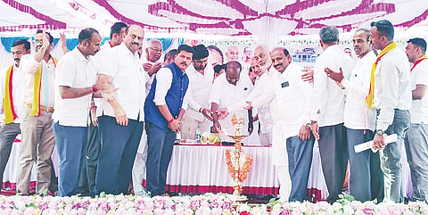  ಅರಕಲಗೂಡು ತಾಲೂಕಿನ ಕೊಡಕಳ್ಳಿ ಗ್ರಾಮದಲ್ಲಿ ಏರ್ಪಡಿಸಿದ್ದ ಕಾರ್ಯಕ್ರಮವನ್ನು ಕೇಂದ್ರ ಸಚಿವ ಎಚ್.ಡಿ. ಕುಮಾರಸ್ವಾಮಿ ಉದ್ಘಾಟಿಸಿದರು. ಎ. ಮಂಜು, ಸಾ.ರಾ. ಮಹೇಶ್, ಸೂರಜ್ ರೇವಣ್ಣ ಇತರರಿದ್ದರು.