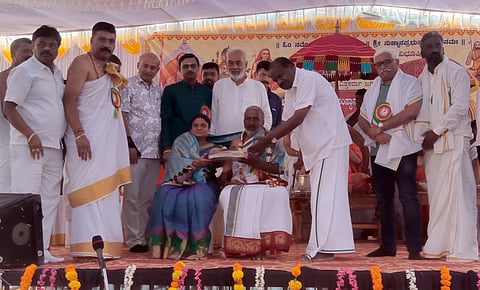 ಅರಕಲಗೂಡು ತಾಲೂಕಿನ ಅರೇಮಾದನಹಳ್ಳಿ ವಿಶ್ವಬ್ರಾಹ್ಮಣ ಮಹಾಸಂಸ್ಥಾನ ಮಠದ ಆವರಣದಲ್ಲಿ ಗುರುವಾರ ಹಮ್ಮಿಕೊಂಡಿದ್ದ ಮಠದ ಉತ್ತರಾಧಿಕಾರಿಗಳಿಗೆ ಸಂನ್ಯಾಸ ದೀಕ್ಷೆ ಮತ್ತು ಶಿಷ್ಯ ಸ್ವೀಕಾರ ಸಮಾರಂಭದಲ್ಲಿ ಉತ್ತರಾಧಿಕಾರಿ ಜ್ಞಾನಗನ ಶ್ರೀಗಳ ಪಾಲಕರಾದ ಶ್ರೇಯಸ್ ಜಗದಂಬಾ ಅವರನ್ನು ಎಚ್.ಡಿ. ಕುಮಾರಸ್ವಾಮಿ ಸನ್ಮಾನಿಸಿದರು. ಎ. ಮಂಜು, ಸಾ.ರಾ. ಮಹೇಶ್ ಇತರರಿದ್ದರು.