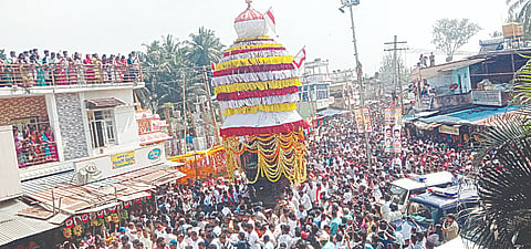  ಅರಕಲಗೂಡು ತಾಲೂಕಿನ ರಾಮನಾಥಪುರದಲ್ಲಿ ಬುಧವಾರ ನಡೆದ ಶ್ರೀ ಪ್ರಸನ್ನ ಸುಬ್ರಹ್ಮಣ್ಯಸ್ವಾಮಿ ಮಹಾ ರಥೋತ್ಸವದಲ್ಲಿ ಸಾವಿರಾರು ಭಕ್ತರು ತೇರು ಎಳೆದರು.