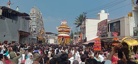 ಅರಕಲಗೂಡು ತಾಲೂಕಿನ ರಾಮನಾಥಪುರ ಶುಕ್ರವಾರ ನಡೆದ ಪ್ರಸನ್ನ ಸುಬ್ರಹ್ಮಣ್ಯಸ್ವಾಮಿ ತುಳು ಷಷ್ಠಿ ರಥೋತ್ಸವದಲ್ಲಿ ತೇರು ಎಳೆಯುತ್ತಿರುವ ಭಕ್ತ ಸಮೂಹ.