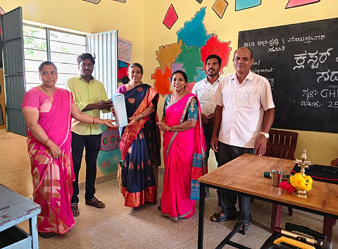 ಅರಕಲಗೂಡು ತಾಲೂಕಿನ ಶಣವಿನಕುಪ್ಪೆ ಗ್ರಾಮದ ಸರ್ಕಾರಿ ಹಿರಿಯ ಪ್ರಾಥಮಿಕ ಶಾಲೆಯಲ್ಲಿ ಕಸಬಾ 2ರ ಕ್ಲಸ್ಟರ್ ಮಟ್ಟದ ಶಾಲೆಗಳ ಎಸ್.ಡಿ.ಎಂ.ಸಿ ಸಮಿತಿ ಅಧ್ಯಕ್ಷರು ಮತ್ತು ಸದಸ್ಯರಿಗೆ ಆಯೋಜಿಸಿದ್ದ ತರಬೇತಿ ಕಾರ್ಯಾಗಾರದಲ್ಲಿ ಎಸ್.ಡಿ.ಎಂ.ಸಿ ಅಧ್ಯಕ್ಷ ಮಂಜುನಾಥ್ ನೆನಪಿನ ಕಾಣಿಕೆ ನೀಡಿದರು. 