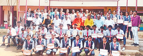 ತಾಲೂಕು ಮಟ್ಟದ ಕ್ರೀಡಾಕೂಟದಲ್ಲಿ ಸಮಗ್ರ ಚಾಂಪಿಯನ್‌ಷಿಪ್ ಮುಡಿಗೇರಿಸಿಕೊಂಡ ಜ್ಞಾನಶ್ರೀ ಎಕ್ಸ್‌ಪರ್ಟ್ ಪಿಯು ಕಾಲೇಜಿನ ಕ್ರೀಡಾಪಟುಗಳನ್ನು ಅಭಿನಂದಿಸಲಾಯಿತು. ಜ್ಞಾನಪ್ರಭು ಶ್ರೀ ಸಿದ್ದರಾಮ ದೇಶಿಕೇಂದ್ರ ಸ್ವಾಮೀಜಿ, ಡಾ.ಮಲ್ಲಿಕಾರ್ಜುನ ಬಿ.ಕುಡವಕ್ಕಲಗಿ, ಅರುಣ್ ಕುಮಾರ್, ತೀರ್ಥ ಪ್ರಸಾದ್, ಜಯಣ್ಣ, ಉಮೇಶ್, ವಿಜಯ ಕುಮಾರ್ ಇದ್ದರು.