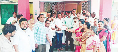 ಬಸವೇಶ್ವರರ ಪ್ರತಿಮೆ ನಿರ್ಮಾಣಕ್ಕೆ ಮೀಸಲಿಟ್ಟಿರುವ ಅನುದಾನವನ್ನು ಬೇರೆಡೆ ವರ್ಗಾಯಿಸಿ ಡಿಸಿ ಹೊರಡಿಸಿರುವ ಆದೇಶ ಹಿಂಪಡೆಯಲು ಕೋರಿ ಅಖಿಲ ಭಾರತ ವೀರಶೈವ ಲಿಂಗಾಯತ ಮಹಾಸಭಾ ಜಿಲ್ಲಾ ಹಾಗೂ ತಾಲೂಕು ಪದಾಧಿಕಾರಿಗಳು ತಹಸೀಲ್ದಾರ್ ಎಂ.ಜಿ.ಸಂತೋಷ್ ಕುಮಾರ್ ಅವರಿಗೆ ಮನವಿ ಸಲ್ಲಿಸಿದರು. ಎ.ಬಿ.ಗುರುಸಿದ್ದೇಶ್, ಅನುರಾಧ ಕುಮಾರಸ್ವಾಮಿ, ಶೇಖರ್, ಶಶಿಧರ್, ಚಂದ್ರಶೇಖರ್ ಇದ್ದರು. 