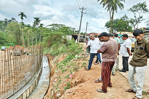 ಬಾಳೆಹೊನ್ನೂರಿನ ಸಂತೆ ಮಾರ್ಕೆಟ್ ರಸ್ತೆಯ ತಡೆಗೋಡೆ ಕಾಮಗಾರಿಯನ್ನು ಶಾಸಕ ಟಿ.ಡಿ.ರಾಜೇಗೌಡ ಪರಿಶೀಲಿಸಿದರು. 