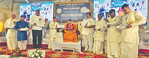 ಶ್ರೀ ಮಾರುತಿ ಸಹಕಾರಿ ಪತ್ತಿನ ಸಂಘ ನಿಯಮಿತ ಶಿರಾಲಿ ನೂತನ ಕಟ್ಟಡವನ್ನು ಉದ್ಘಾಟನೆ ಸಂದರ್ಭದಲ್ಲಿ ಸಿಲ್ವರ್ ಜ್ಯುಬಿಲಿ ಪಿಕ್ಸಡ್ ಡಿಫಾಸಿಟ್ ಸರ್ಟಿಫಿಕೆಟ್ ಅನ್ನು ಶ್ರೀ ಗೋಕರ್ಣ ಪರ್ತಗಾಳಿ ಜೀವೋತ್ತಮ ಮಠಾಧೀಶರಾದ ಶ್ರೀಮದ್ ವಿದ್ಯಾಧೀಶ ತೀರ್ಥ ಶ್ರೀಪಾದ ವಡೇರ ಸ್ವಾಮೀಜಿ ಬಿಡುಗಡೆಗೊಳಿಸಿದರು. ಅಧ್ಯಕ್ಷ ಅಶೋಕ ಪೈ, ಸದಸ್ಯರಾದ ಅನಂತ ಕಾಮತ, ನರೇಂದ್ರ ನಾಯಕ, ನಾಗೇಶ ಪೈ ಇತರರಿದ್ದರು. 