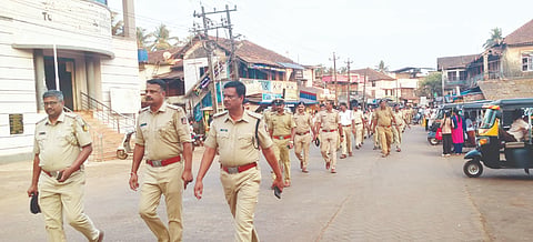 ಭಟ್ಕಳದ ಗ್ರಾಮ ದೇವ ಶ್ರೀ ಚೆನ್ನಪಟ್ಟಣ ಹನುಮಂತ ದೇವರ ವಾರ್ಷಿಕ ಜಾತ್ರಾ ಮಹೋತ್ಸವದ ಅಂಗವಾಗಿ ಸಾರ್ವಜನಿಕ ಶಾಂತಿ ಹಾಗೂ ಸುವ್ಯವಸ್ಥೆ ಕಾಪಾಡುವ ಉದ್ದೇಶದಿಂದ ಗುರುವಾರ ಪೊಲೀಸ್ ಪರೇಡ್ ನಡೆಸಲಾಯಿತು