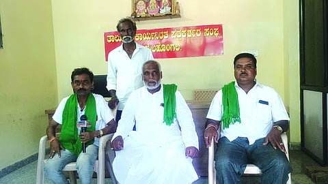 ಬೈಲಹೊಂಗಲ ನಗರದಲ್ಲಿ ಸುದ್ದಿಗೋಷ್ಠಿ ಉದ್ದೇಶಿಸಿ ಅಪ್ಪಾಸಾಬ ಲಕ್ಕುಂಡಿ ಮಾತನಾಡಿದರು. ಆನಂದಗೌಡ ಪಾಟೀಲ, ಶಿವಾನಂದ ಪಡಸಲಗಿ, ನಾಗಪ್ಪ ಕೆಸರಕೊಪ್ಪ ಇದ್ದರು.