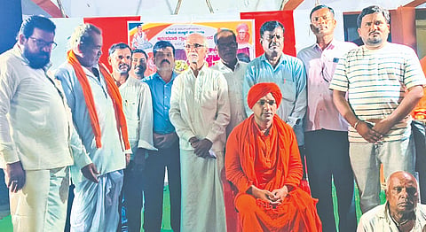 ಭಾಲ್ಕಿ ತಾಲೂಕಿನ ಆನಂದವಾಡಿಯಲ್ಲಿ ಆಯೋಜಿಸಿದ್ದ ನಮ್ಮೂರಿನಲ್ಲಿ ಶ್ರಾವಣ ಸಂಭ್ರಮ ಪ್ರವಚನ ಕಾರ್ಯಕ್ರಮದಲ್ಲಿ ಹಿರೇಮಠ ಸಂಸ್ಥಾನದ ಪೀಠಾಧಿಪತಿ ಶ್ರೀ ಗುರುಬಸವ ಪಟ್ಟದ್ದೇವರು, ಗಣಪತಿ ಭೂರೆ, ಬಾಬುರಾವ ಭೂರೆ, ಜಗನ್ನಾಥ ಸಿದ್ದೇಶ್ವರೆ ಇತರರಿದ್ದರು.