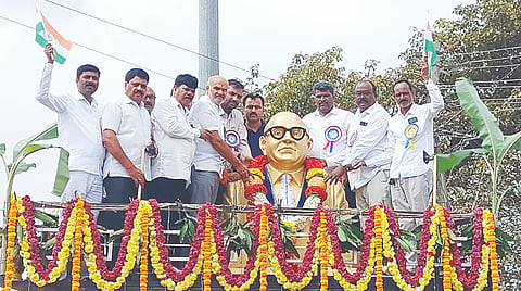  ಬೇಲೂರಿನ ಡಾ.ಅಂಬೇಡ್ಕರ್ ನಗರದಲ್ಲಿರುವ ಡಾ.ಬಿ.ಆರ್.ಅಂಬೇಡ್ಕರ್ ಪ್ರತಿಮೆಗೆ ಮಾಲಾರ್ಪಣೆ ಸಲ್ಲಿಸಿ, ನಂತರ ಮೆರವಣಿಗೆಗೆ ಚಾಲನೆ ನೀಡುತ್ತಿರುವ ಶಾಸಕ ಎಚ್.ಕೆ.ಸುರೇಶ್ ಇತರರು