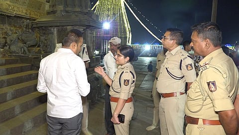 ಶ್ರೀಚನ್ನಕೇಶವಸ್ವಾಮಿ ಜಾತ್ರಾ ಮಹೋತ್ಸವದ ಸಂದರ್ಭ ವಿಶೇಷ ಭದ್ರತಾ ಕ್ರಮಗಳನ್ನು ಕೈಗೊಳ್ಳುವ ಬಗ್ಗೆ ದೇಗುಲಕ್ಕೆ ಭೇಟಿ ನೀಡಿ ಅಧಿಕಾರಿಗಳೊಂದಿಗೆ ಸ್ಥಳ ಪರಿಶೀಲಿಸಿ ಚರ್ಚಿಸುತ್ತಿರುವ ಜಿಲ್ಲಾ ಪೊಲೀಸ್ ವರಿಷ್ಠಾಧಿಕಾರಿ ಶುಭನ್ವಿತಾ.
