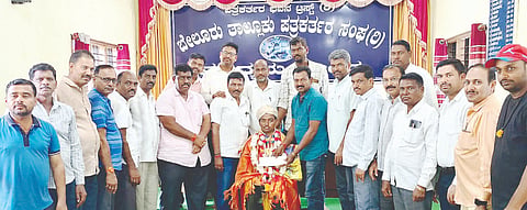ಪತ್ರಿಕಾ ವಿತರಕನಾಗಿ ಕೆಲಸ ಮಾಡುತ್ತ ಭಾರತೀಯ ಸೇನೆಗೆ ಆಯ್ಕೆಯಾಗಿ ತರಬೇತಿಗೆ ತೆರಳುತ್ತಿರುವ ಮಿಥುನ್‌ಗೆ ತಾಲೂಕು ಪತ್ರಕರ್ತರ ಸಂಘದಿಂದ ಅಭಿನಂದಿಸಲಾಯಿತು. ಸಂಘದ ಅಧ್ಯಕ್ಷ ಬಿ.ಬಿ..ಶಿವರಾಜ್, ಪ್ರಧಾನ ಕಾರ್ಯದರ್ಶಿ ಬಿ.ಎಲ್.ಲಕ್ಷ್ಮಣ್ ಇತರರು ಇದ್ದರು.