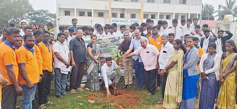 ಧರ್ಮಸ್ಥಳ ಗ್ರಾಮಾಭಿವೃದ್ಧಿ ಸಂಸ್ಥೆಯಿಂದ ತಾಲೂಕಿನ ಕುಮಾರ ಪ್ರೌಢಶಾಲೆ ಆವರಣ ಸಾಮಾಜಿಕ ಅರಣ್ಯೀಕರಣದ ಅಂಗವಾಗಿ ಗಣ್ಯರು ಹಾಗೂ ವಿದ್ಯಾರ್ಥಿಗಳು ಗಿಡಗಳನ್ನು ನೆಡುತ್ತಿರುವುದು. 