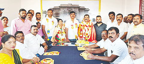 ತಾಲೂಕಿನ ಅರೇಹಳ್ಳಿ ಪ್ರಾಥಮಿಕ ಕೃಷಿ ಪತ್ತಿನ ಸಹಕಾರ ಸಂಘದ ನೂತನ ಅಧ್ಯಕ್ಷ ನಾಗೇಶ್‌ಶೆಟ್ಟಿ ಹಾಗೂ ಉಪಾಧ್ಯಕ್ಷೆ ಗಾಯತ್ರಿ ಅವರನ್ನು ಅಭಿನಂದಿಸಲಾಯಿತು.