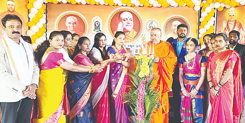 ಬೇಲೂರಿನ ಬಿಜಿಎಸ್ ವಿಜ್ಞಾನ ಮತ್ತು ವಾಣಿಜ್ಯ ಪದವಿ ಪೂರ್ವ ಕಾಲೇಜಿನಲ್ಲಿ ಆಯೋಜಿಸಿದ್ದ ಸಮಾರಂಭವನ್ನು ಆದಿಚುಂಚನಗಿರಿ ಹಾಸನ ಶಾಖಾ ಮಠದ ಶ್ರೀ ಶಂಭುನಾಥ ಸ್ವಾಮೀಜಿ ಉದ್ಘಾಟಿಸಿದರು.