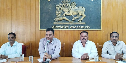 ಬೇಲೂರು ತಾಲೂಕು ಆಡಳಿತದಿಂದ ಹಸಿರು ಹಾಸನ ಅಭಿಯಾನಕ್ಕೆ ಪೂರ್ವಭಾವಿಯಾಗಿ ಪುರಸಭೆ ವೇಲಾಪುರಿ ಸಭಾಂಗಣದಲ್ಲಿ ಕರೆಯಲಾಗಿದ್ದ ಸಭೆಯಲ್ಲಿ ತಹಸೀಲ್ದಾರ್ ಶ್ರೀಧರ್ ಕಂಕನವಾಡಿ ಇತರರು ಇದ್ದರು. 