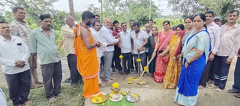 -ತಾಲೂಕಿನ ತಗರೆ ಗ್ರಾಮದ ಸಂಪರ್ಕ ರಸ್ತೆ ಅಭಿವೃದ್ಧಿ ಕಾಮಗಾರಿಗೆ ಗ್ರಾಮಸ್ಥರೊಂದಿಗೆ ಭೂಮಿ ಪೂಜೆ ನೆರವೇರಿಸುತ್ತಿರುವ ಶಾಸಕ ಎಚ್.ಕೆ.ಸುರೇಶ್ 