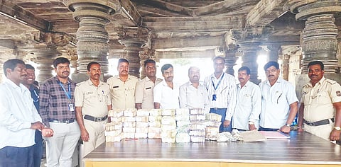 ಪಟ್ಟಣದ ಶ್ರೀ ಚನ್ನಕೇಶವಸ್ವಾಮಿ ದೇವಾಲಯದ ಹುಂಡಿ ಹಣ ಎಣಿಕೆ ನಂತರ ಸಂಗ್ರಹವಾದ ಹಣದೊಂದಿಗೆ ದೇಗುಲದ ಇಯ ಯೋಗೇಶ್ ಮತ್ತಿತರರು 