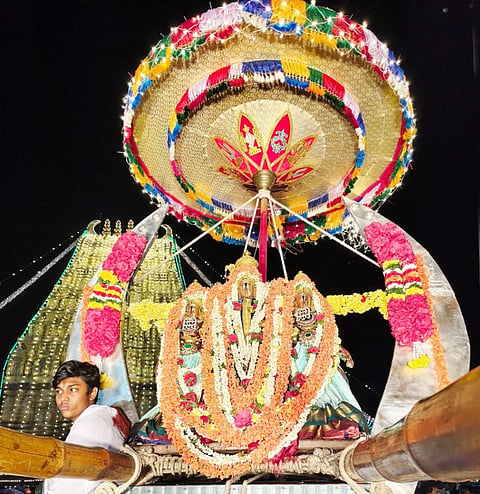 ಶ್ರೀ ಚನ್ನಕೇಶವಸ್ವಾಮಿ ಜಾತ್ರ ಮಹೋತ್ಸವದ ಅಂಗವಾಗಿ ಬುಧವಾರ ರಾತ್ರಿ ಚಂದ್ರ ಮಂಡಲಾರೋಹಣೋತ್ಸವವನ್ನು ನೆರವೇರಿಸಲಾಯಿತು.