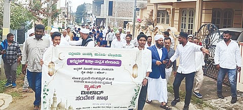 ಪ್ರವಾದಿ ಮೊಹಮ್ಮದ್ ಮುಸ್ತಫಾ ಅವರ 1501ನೇ ವರ್ಷದ ಜನ್ಮದಿನದ ಅಂಗವಾಗಿ ಪಂಪ್ ಹೌಸ್ ರಸ್ತೆ ಮೂಲಕ ಬದ್ರಿಯಾ ಜುಮ್ಮಾ ಮಸೀದಿವರೆಗೆ ಮುಸಲ್ಮಾನರು ಮೆರವಣಿಗೆಯಲ್ಲಿ ತೆರಳಿದರು. ಬದ್ರಿಯಾ ಜುಮ್ಮಾ ಮಸೀದಿ ಅಧ್ಯಕ್ಷ ಜನಾಬ್ ಅಹಮದ್ ರಿಯಾಜ್, ಪುರಸಭೆ ಸದಸ್ಯ ಜಮಾಲುದ್ದೀನ್, ಮಾಜಿ ಸದಸ್ಯ ಜುಬೇರ್ ಅಹಮದ್, ಮುಖಂಡರಾದ ಅಬ್ದುಲ್ ರೆಹಮಾನ್, ಅಬ್ದುಲ್ ಲತೀಫ್, ಅಬ್ದುಲ್ ಖಾದರ್, ಸುಲೇಮಾನ್ ಇತರರಿದ್ದರು.
