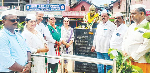 ಡಾ.ನಾ.ಸು.ಹರ್ಡಿಕರ್ ಅವರ ಪುಣ್ಯಸ್ಮರಣೆ ಅಂಗವಾಗಿ ಪಟ್ಟಣದಲ್ಲಿರುವ ಡಾ.ಹರ್ಡಿಕರ್ ಪ್ರತಿಮೆಗೆ ಪುಷ್ಪಹಾರದ ಮೂಲಕ ಗಣ್ಯರು ಗೌರವ ಸಲ್ಲಿಸಿದರು.