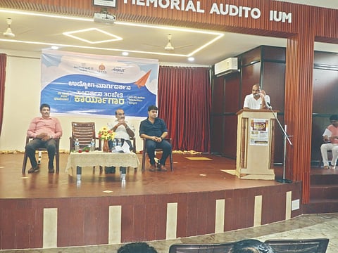  ಬ್ರಹ್ಮಾವರ ಎಸ್‌ಎಂಎಸ್ ಪದವಿ ಕಾಲೇಜು ಸಹಯೋಗದಲ್ಲಿ ಜರುಗಿದ ಉದ್ಯೋಗ ಮಾರ್ಗದರ್ಶನ ಹಾಗೂ ಸಂದರ್ಶನ ತರಬೇತಿ ಕಾರ್ಯಾಗಾರದಲ್ಲಿ ಎಂ.ವಿವೇಕ್ ಆಳ್ವ ಮಾತನಾಡಿದರು. ಪ್ರಮುಖರಾದ ಯಶ್‌ಪಾಲ್ ಸುವರ್ಣ, ಕಿರಣ್ ಕುಮಾರ್ ಕೊಡ್ಗಿ, ರೋಬರ್ಟ್ ರೊಡ್ರಿಗಸ್ ಮೊದಲಾದವರಿದ್ದರು.