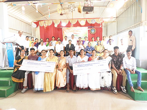 ಕರ್ನಾಟಕ ಪಬ್ಲಿಕ್ ಸ್ಕೂಲ್ ಆವರಣದಲ್ಲಿ ಸೋಮವಾರ ಗಣರಾಜ್ಯೋತ್ಸವ ಬ್ರಹ್ಮಾವರ ತಹಸೀಲ್ದಾರ್ ಶ್ರೀಕಾಂತ್ ಎಸ್.ಹೆಗ್ಡೆ ನೇತೃತ್ವದಲ್ಲಿ ನಾನಾ ಇಲಾಖಾ ವತಿಯಿಂದ ಜರುಗಿತು. ಸರ್ಕಾರದ ಗ್ಯಾರಂಟಿ ಯೋಜನಾ ಅನುಷ್ಠಾನ ಸಮಿತಿ ಅಧ್ಯಕ್ಷೆ ಡಾ.ಸುನೀತಾ ಶೆಟ್ಟಿ, ಬ್ರಹ್ಮಾವರ ಕ್ಷೇತ್ರ ಶಿಕ್ಷಣಾಧಿಕಾರಿ ಉಮಾ, ಖಜಾನಾಧಿಕಾರಿ ಶ್ರೀಮತಿ ಇತರರಿದ್ದರು.