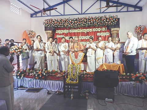 ವಿಶ್ವ ಬ್ರಾಹ್ಮಣ ಸಭಾಭವನವನ್ನು ಶ್ರೀಮದ್ ಆನೆಗುಂದಿ ಮಹಾ ಸಂಸ್ಥಾನ ಸರಸ್ವತೀ ಪೀಠದ ಶ್ರೀ ಕಾಳಹಸ್ತೇಂದ್ರ ಸರಸ್ವತಿ ಮಹಾ ಸ್ವಾಮೀಜಿ ಉದ್ಘಾಟಿಸಿದರು. ಪ್ರಮುಖರಾದ ಕೃಷ್ಣ ಆಚಾರ್ಯ, ವಿ.ಶ್ರೀಧರ ಆಚಾರ್ಯ ವಡೇರಹೋಬಳಿ, ಮುರಹರಿ ಆಚಾರ್ಯ, ಯಶ್‌ಪಾಲ್ ಸುವರ್ಣ, ಕೆ.ರಘುಪತಿ ಭಟ್, ಪ್ರಸಾದ್ ರಾಜ್ ಕಾಂಚನ್, ಮಧು ಆಚಾರ್ಯ, ಅಲೆವೂರು ಯೋಗೀಶ್ ಆಚಾರ್ಯ ಮತ್ತಿತರರು ಇದ್ದರು.  