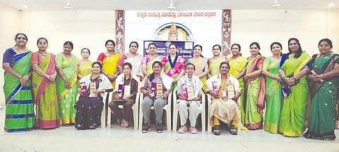 ಬ್ಯಾಡಗಿಯಲ್ಲಿ ಇನ್ನರ್‌ವೀಲ್ ಕ್ಲಬ್ 5ನೇ ವಾರ್ಷಿಕೋತ್ಸವದಲ್ಲಿ ವಿವಿಧ ಕ್ಷೇತ್ರಗಳ ಸೇವೆ ಸಲ್ಲಿಸುತ್ತಿರುವ ಸುಷ್ಮಾ ಉಪಾಸಿ, ಪದ್ಮಾವತಿ ಅಂಚೆ, ಶೈಲಾ ಬನ್ನಿಮಟ್ಟಿ, ಮಂಜುಳಾ ಭಜಂತ್ರಿ ಅವರನ್ನು ಸನ್ಮಾನಿಸಲಾಯಿತು. ಶಿವಜ್ಯೋತಿ, ಲಕ್ಷ್ಮೀ ಉಪ್ಪಾರ, ಪುಷ್ಟ ಇಂಡಿಮಠ, ವಿಜಯಲಕ್ಷ್ಮೀ ಗೌಡ್ರ ಇತರರಿದ್ದರು.